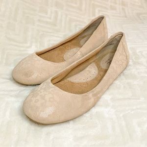 Born tan/ pink flats size 8